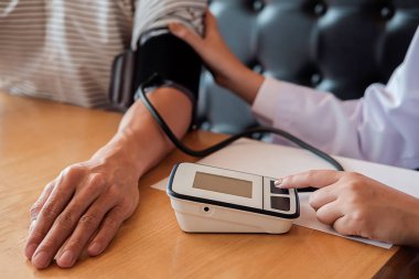 dikkatle dinliyor bir erkek hasta hasta belirtiler açıklayan veya onlar evrak tartışmak birlikte bir Danışma süreci gibi bir soru soran doktor