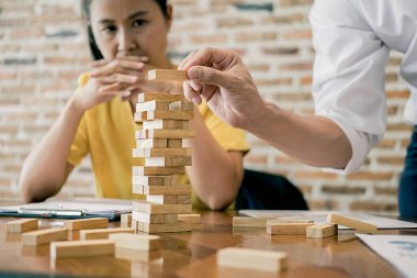 El iş adamı planlama, risk ve iş stratejisi. Bir kule üzerinde ahşap blok yerleştirme kumar iş adamı.