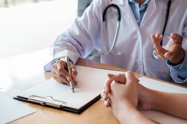 Paciente Escuchando Atentamente Médico Masculino Explicando Los Síntomas Del Paciente — Foto de Stock