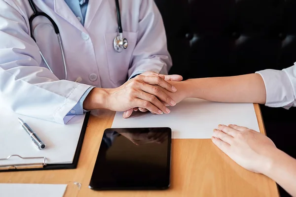 Paciente Ouvindo Atentamente Médico Sexo Masculino Explicando Sintomas Paciente Fazendo — Fotografia de Stock