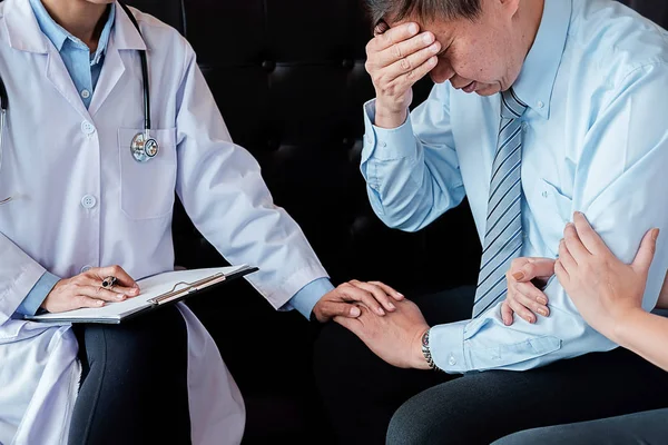 Paciente Escuchando Atentamente Médico Masculino Explicando Los Síntomas Del Paciente — Foto de Stock