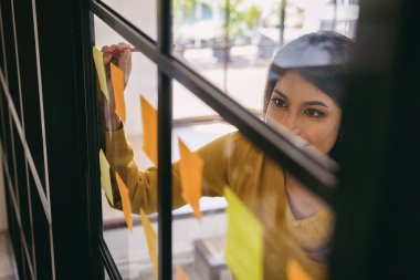 Ortaklar başlatmak için yeni strateji geliştirme fikirleri tartışmak rahat giysiler içinde çalışıyoruz.