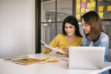 Ortaklar başlatmak için yeni strateji geliştirme fikirleri tartışmak rahat giysiler içinde çalışıyoruz.