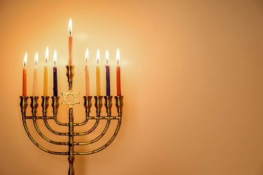 Ahşap arka plan ile Yahudi tatil için renk mumlar yanan ile Hanukkah menorah.