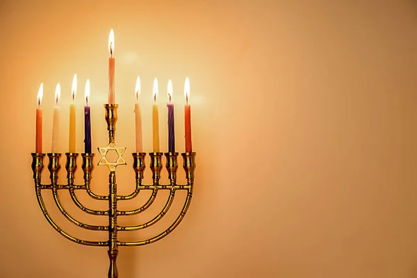 Chanukia Hořící Svíčky Barevné Pro Židovský Svátek Dřevěnou Pozadí — Stock fotografie