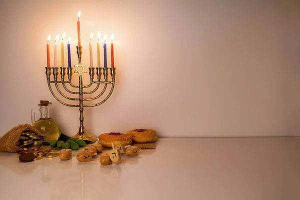 Fiesta Judía Hanukkah Celebración Con Menorah Candelabros Tradicionales Dreidels Madera — Foto de Stock