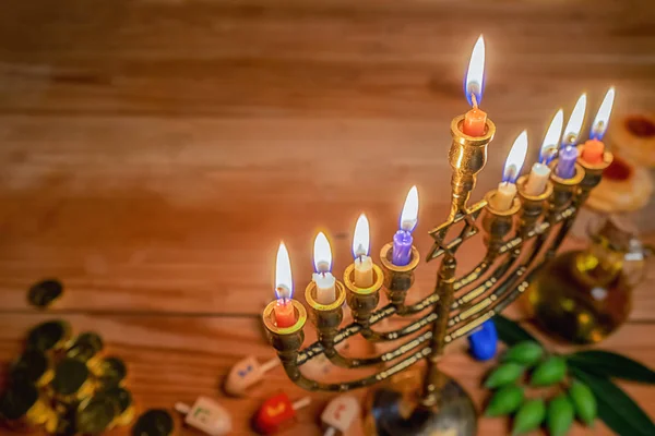 Celebração Hanukkah Feriado Judaico Com Menorah Candelabros Tradicionais Dreidels Madeira — Fotografia de Stock