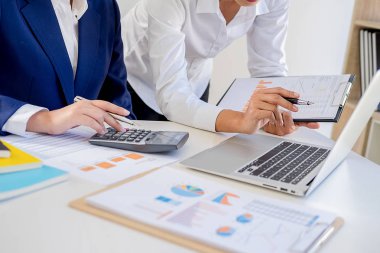 Ortaklar başlatmak için yeni strateji geliştirme fikirleri tartışmak rahat giysiler içinde çalışıyoruz.