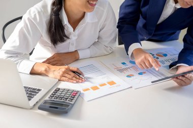 Ortaklar başlatmak için yeni strateji geliştirme fikirleri tartışmak rahat giysiler içinde çalışıyoruz.