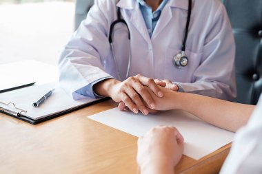 dikkatle dinliyor bir erkek hasta hasta belirtiler açıklayan veya onlar evrak tartışmak birlikte bir Danışma süreci gibi bir soru soran doktor