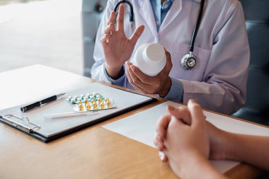 dikkatle dinliyor bir erkek hasta hasta belirtiler açıklayan veya onlar evrak tartışmak birlikte bir Danışma süreci gibi bir soru soran doktor