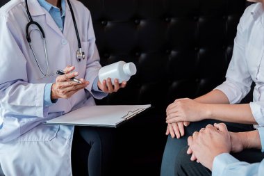 dikkatle dinliyor bir erkek hasta hasta belirtiler açıklayan veya onlar evrak tartışmak birlikte bir Danışma süreci gibi bir soru soran doktor