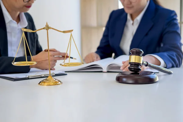 Rechter Hamert Erop Dat Advocaten Van Justitie Achtergrond Samenkomen Bij — Stockfoto