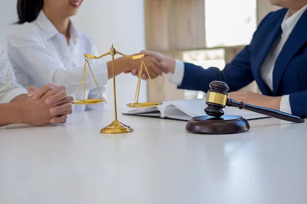 Domare Gavel Med Justitiejurister Som Har Lagmöte Advokatbyrån Bakgrunden Rättsbegrepp — Stockfoto