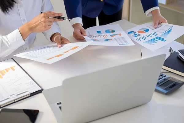 Start Partner Stanno Lavorando Abiti Casual Discutendo Idee Una Nuova — Foto Stock