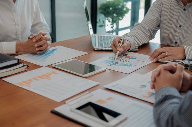 Ortaklar başlatmak için yeni strateji geliştirme fikirleri tartışmak rahat giysiler içinde çalışıyoruz.
