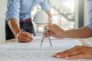 Mimar Mühendis Tasarımı Planlama Konsepti üzerinde çalışıyor. İnşaat Konsepti