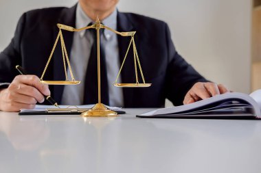 Yargıç Gavin ve Adalet Avukatları 'nın arka plandaki hukuk firmasında takım toplantısı var. Hukuk kavramları.