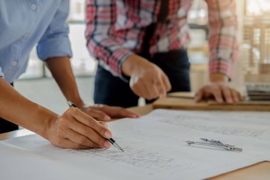 Mimar Mühendis Tasarımı Planlama Konsepti üzerinde çalışıyor. İnşaat Konsepti