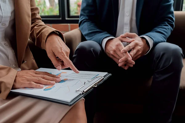 Geschäftskonzept Geschäftsleute Diskutieren Die Diagramme Und Grafiken Die Die Ergebnisse — Stockfoto