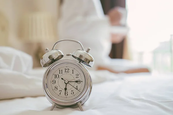 Relógio Alarme Mesa Cabeceira Tocou Manhã Cedo Para Acordar Mulher — Fotografia de Stock