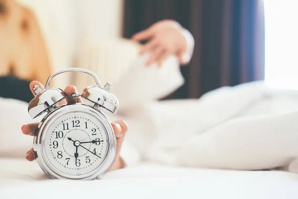 Jovem Irritada Desligar Despertador Manhã Com Luz Matinal Suave Conceito — Fotografia de Stock