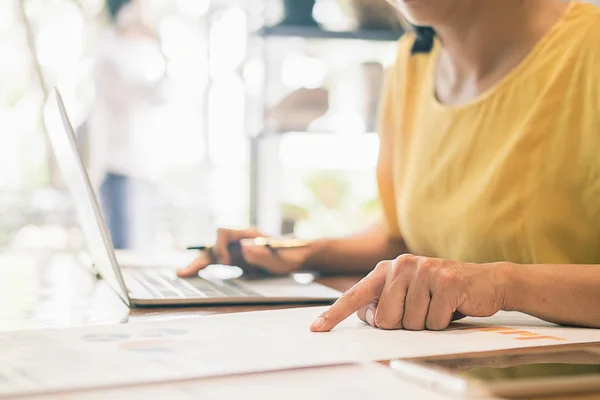 Start Upp Partner Arbetar Casual Kläder Diskuterar Idéerna För Nya — Stockfoto