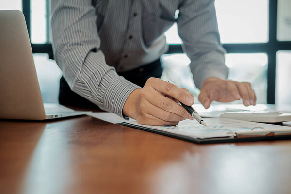 Администратор деловой человек финансовый инспектор и секретарь составления отчета расчета баланса. Проверка документов Службой внутренних доходов. Концепция аудита
