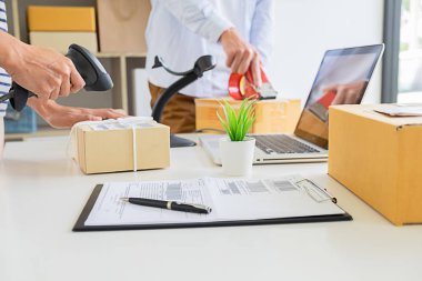 Sürücü ile ile sürüş teslimat hizmeti kurye elinde kutuları. Teslimat kavramı.