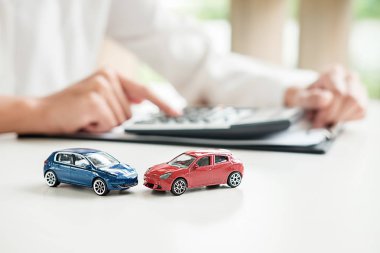 Araba ve ev alana, sigorta için ajan ve sözleşme için tartışmaya müşteri ile model veya gayrimenkul veya özellik arka plan kredi.