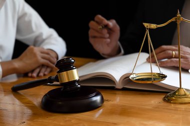 Yargıç Gavin ve Adalet Avukatları hukuk firmasının arka planında takım toplantısı yapıyorlar. Hukuk ve Hukuk Hizmetleri kavramları.