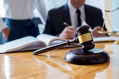 Yargıç Gavin ve Adalet Avukatları hukuk firmasının arka planında takım toplantısı yapıyorlar. Hukuk ve Hukuk Hizmetleri kavramları.