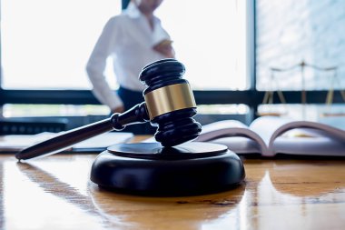 Yargıç Gavin ve Adalet Avukatları hukuk firmasının arka planında takım toplantısı yapıyorlar. Hukuk ve Hukuk Hizmetleri kavramları.