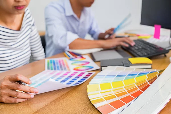 Grafikdesign Mit Farbmustern Und Tablet Auf Einem Schreibtisch Grafikdesignerin Zeichnet — Stockfoto