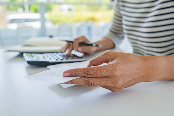 Vrouw Met Facturen Rekenmachine Vrouw Met Behulp Van Calculator Voor — Stockfoto