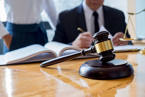 Rechter Hamert Erop Dat Advocaten Van Justitie Een Teamvergadering Hebben — Stockfoto