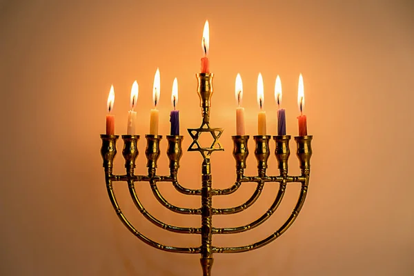 Hanukkah Menorah Con Velas Color Ardiente Para Vacaciones Judías Con — Foto de Stock