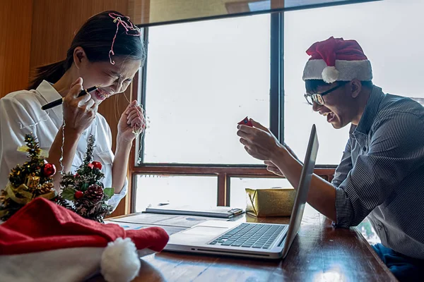 Skupina Mladých Podnikatelů Slaví Pracovišti Santa Klobouky Poslední Pracovní Den — Stock fotografie