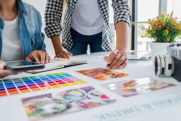 Perancang Iklan Asia Tim Pemula Kreatif Mendiskusikan Ide Ide Kantor — Stok Foto