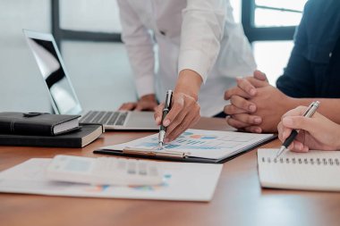 Ortaklar başlatmak için yeni strateji geliştirme fikirleri tartışmak rahat giysiler içinde çalışıyoruz.