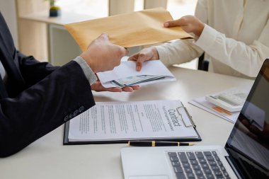 Anlaşmaya Emlak sözleşme anlaşma yaparken para veren işadamı ve finansal kurumsal. Rüşvet ve yolsuzluk kavramı