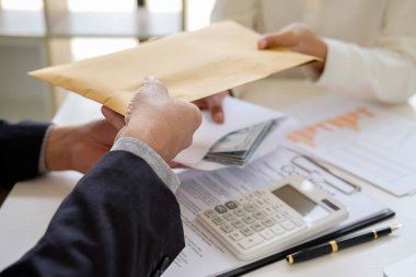 Anlaşmaya Emlak sözleşme anlaşma yaparken para veren işadamı ve finansal kurumsal. Rüşvet ve yolsuzluk kavramı