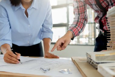 Mimar Mühendis Tasarımı Planlama Konsepti üzerinde çalışıyor. İnşaat Konsepti