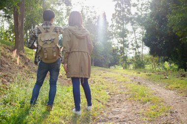 Hipster uzun yürüyüşe çıkan kimse genç adam ve kadın hiking tatil, vahşi macera. Dağlar ilham verici manzara modunda hiking.