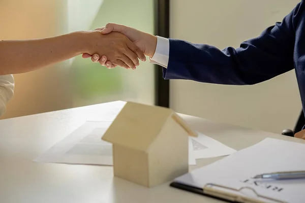 Succesvolle Zakenlui Handshaking Goede Deal Zakelijke Handdruk Mensen Uit Het — Stockfoto