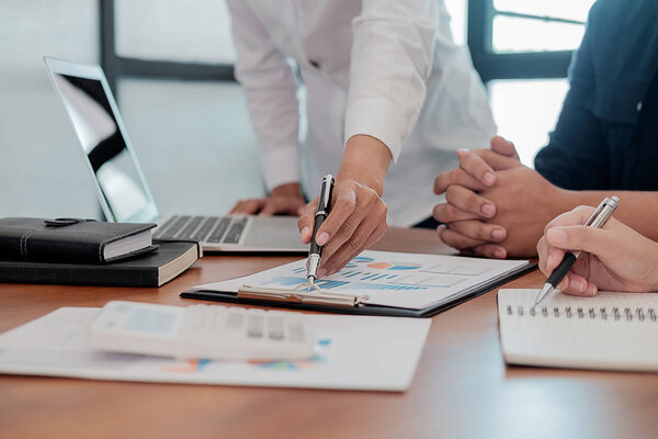 Стартап-партнеры работают в повседневной одежде, обсуждают идеи новой стратегии развития
.