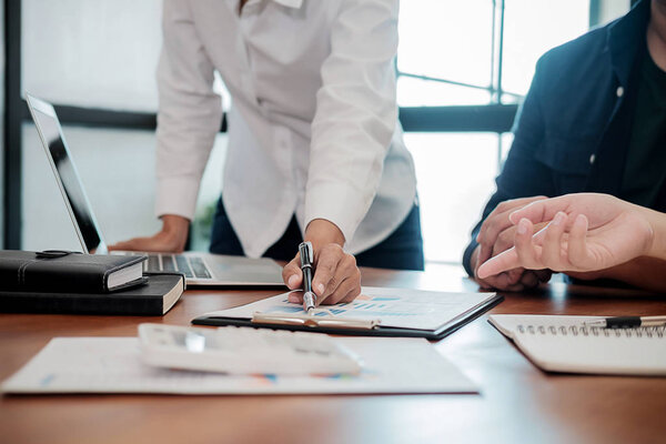 Стартап-партнеры работают в повседневной одежде, обсуждают идеи новой стратегии развития
.