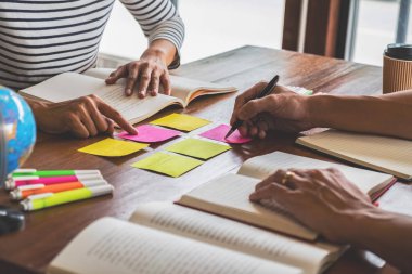 Eğitim kavramı. Öğrencilerin eğitim ve kampüs kavramı beyin fırtınası. Konu kitaplar ders kitapları tartışmak ve not defterine yazma öğrencilerin kapatın. Seçici odak.