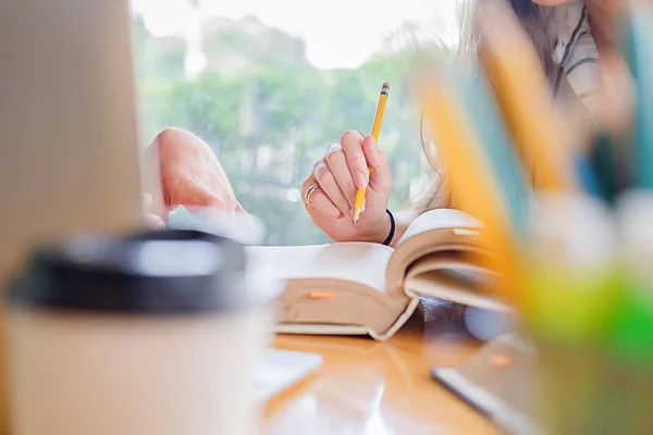 Concepto Educativo Estudiantes Estudiando Haciendo Una Lluvia Ideas Sobre Concepto — Foto de Stock