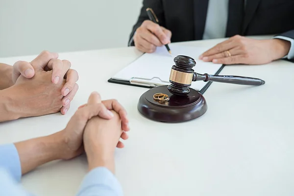Richter Feilschen Mit Justizanwälten Beraten Über Ehescheidung Zwischen Eheleuten Und — Stockfoto
